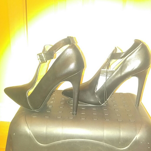 Heels NWT - Picture 3 of 4